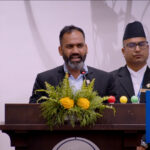 पर्यटन कथा, संस्कृति र व्यवस्थापनको विषय हो : मन्त्री पौडेल काठमाडौं । संस्कृति, पर्यटन तथा नागरिक उड्डयनमन्त्री खडक राज पौडेलले पर्यटन केवल प्राकृतिक सम्पदा वा धार्मिकस्थलको विषय मात्रै नभई व्यवस्थापन, संस्कृति र कथासँग जोडिएको क्षेत्र भएको बताएका छन्। मंगलबार प्रतिनिधिसभाको बैठकमा ‘पर्यटन सम्बन्धी प्रचलित कानुनलाई संशोधन र एकीकरण गर्न बनेको विधेयक, २०८१’ माथिको छलफलमा उठेका प्रश्नको जवाफ दिँदै उनले पर्यटनलाई बुझ्ने दृष्टिकोण व्यापक हुनुपर्ने बताए। उनले नेपालको हिमाल, संस्कृति, जातीय विविधता र धार्मिक सम्पदाले मात्रै पर्यटन सफल नहुने उल्लेख गर्दै व्यवस्थापकीय क्षमता र प्रभावकारी कानुन आवश्यक रहेको बताए। ‘पर्यटन खासमा व्यवस्थापकीय कला हो, त्यसलाई कानुनले निर्देशित र नियमन गर्नुपर्छ,’ उनले भने। मन्त्री पौडेलले पर्यटनलाई कथा निर्माणसँग तुलना गर्दै कुनै पनि स्थानलाई कसरी प्रस्तुत गरिन्छ भन्ने कुराले पर्यटन उद्योगको सफलता निर्धारण गर्ने धारणा राखे। ‘पर्यटन भनेको खासमा के छ भन्ने होइन, त्यसलाई कसरी बताइन्छ भन्ने हो। पर्यटन कथा हो,’ उनले भने। उनले नेपालको भूगोल, संस्कृति र जीवनशैलीबीचको सम्बन्ध उदाहरणसहित व्याख्या गर्दै हिमाली, पहाडी र मधेसी समुदायका नृत्य, गीत, रहनसहन तथा संस्कृतिलाई प्रकृतिले निर्देशित गरेको बताए। उनका अनुसार हिमाली भेगमा सामूहिक रूपमा हात समातेर गरिने नृत्य त्यहाँको कठोर भौगोलिक अवस्थासँग जुध्ने संस्कृतिको अभिव्यक्ति हो भने पहाडमा पुगेपछि त्यही संस्कृति गतिशील र स्वतन्त्र शैलीमा विकसित हुन्छ। मधेसमा भने सामूहिकता र स्वतन्त्रता मिश्रित सांस्कृतिक स्वरूप देखिने उनको भनाइ थियो। मन्त्री पौडेलले पर्यटन सम्बन्धी विधेयकमा अझ धेरै सुधार र व्यापकता आवश्यक रहेको स्वीकार गर्दै त्यसमा केही सुधार गर्नुपर्ने धेरै पक्ष रहेको बताए। ‘म विभागीय मन्त्री भए पनि यस विधेयकमा सुधार गर्नुपर्ने धेरै पक्ष छन् भन्ने मलाई लाग्छ,’ उनले भने। उनले वर्तमान समय डिजिटल पर्यटनतर्फ अघि बढिरहेको उल्लेख गर्दै अब घरमै बसेर विश्वका सम्पदास्थल अवलोकन गर्न सकिने अवस्था आएको बताए। पाटन दरबार संग्रहालयजस्ता सम्पदालाई भर्चुअल माध्यमबाट विश्वभर प्रवद्र्धन गर्न सकिने उल्लेख गर्दै उनले नयाँ प्रविधि र डिजिटल पेमेन्ट प्रणालीलाई समेत कानुनले समेट्नुपर्ने बताए। उनले समितिमा विधेयकमाथि थप दफावार छलफल हुने विश्वास व्यक्त गर्दै पर्यटन क्षेत्रलाई नेपालको अर्थतन्त्रको महत्वपूर्ण आधारका रूपमा विकास गर्न आवश्यक नीतिगत सुधार गरिनुपर्नेमा जोड दिए।