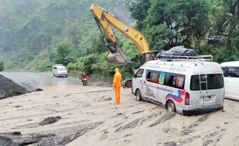 kavre-landslide-cleared-bp-highway-reopens