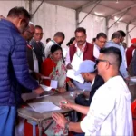 नेपाली कांग्रेसको १५औँ महाधिवेशनमा मतदान गर्दै प्रतिनिधिहरू