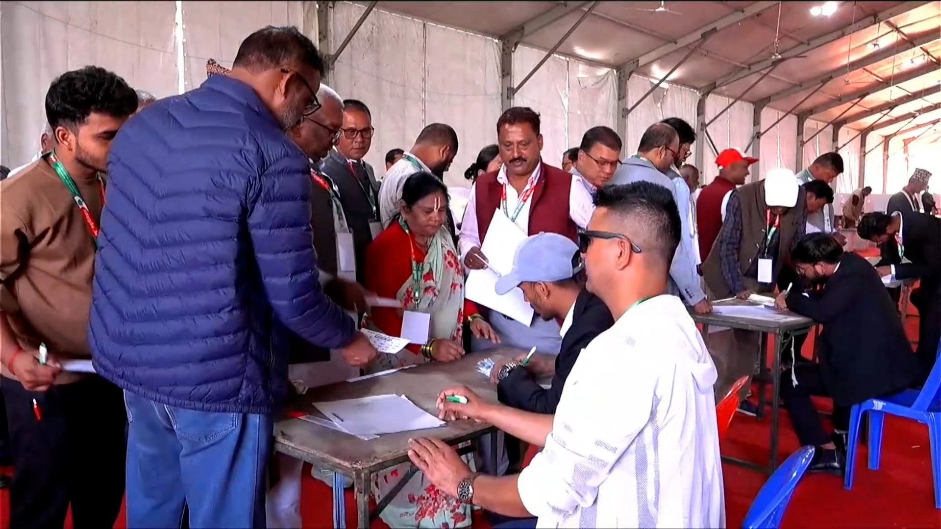 नेपाली कांग्रेसको १५औँ महाधिवेशनमा मतदान गर्दै प्रतिनिधिहरू